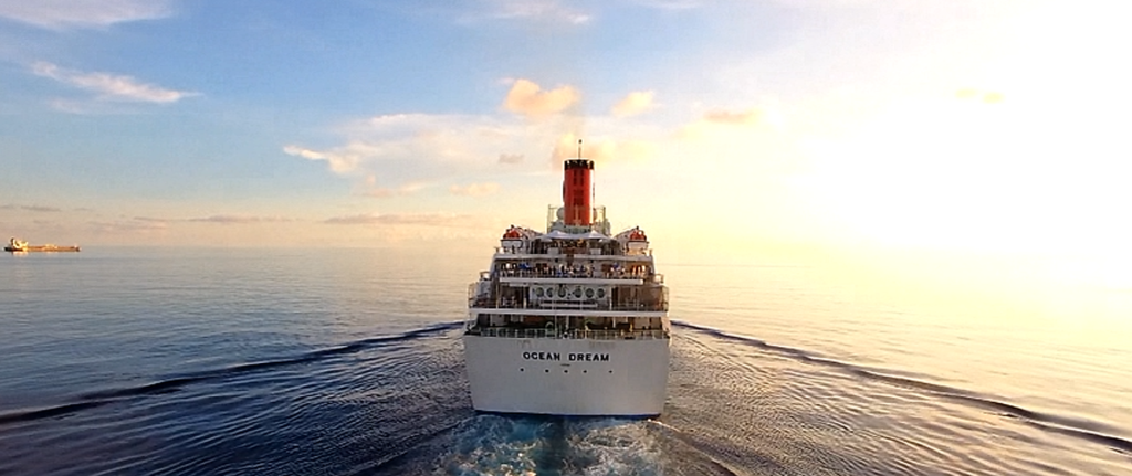 ピースボートの船影