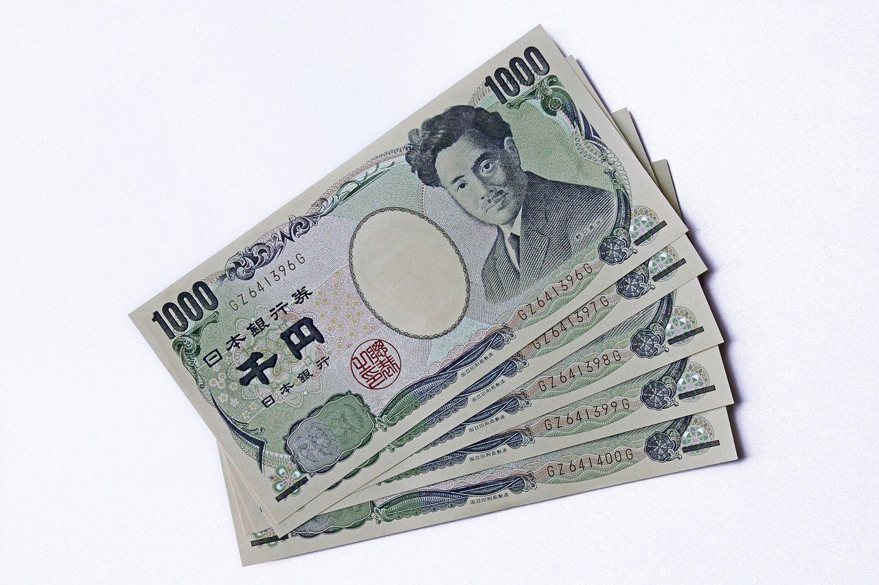 数枚の千円札
